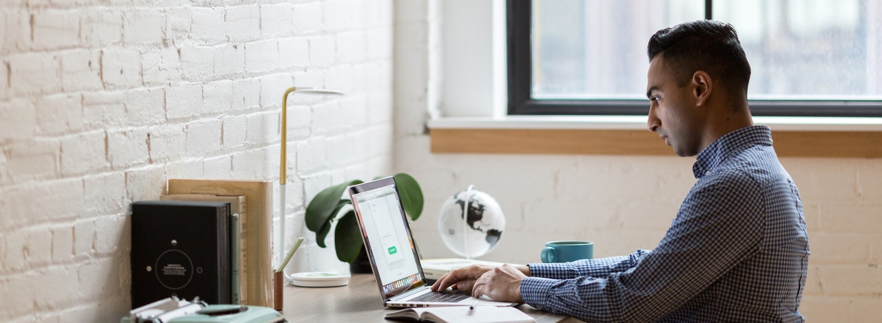 man-sitting-using-laptop-470h